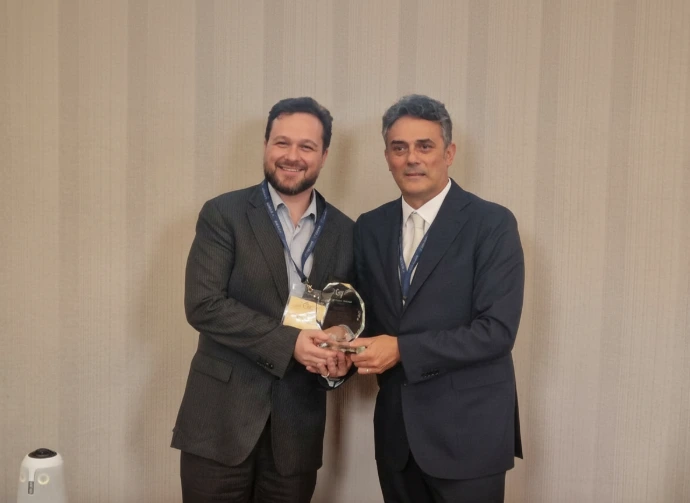 Representantes da INTERON recebendo reconhecimento por parceria estratégica em tecnologia