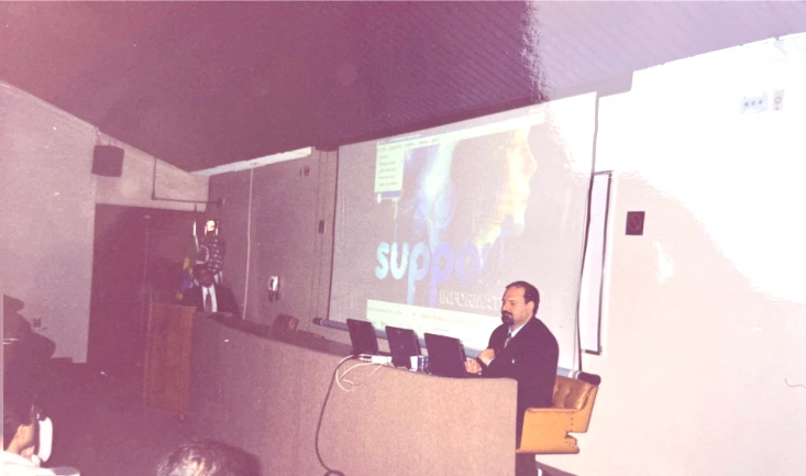 Executivo apresentando soluções tecnológicas da INTERON em evento corporativo