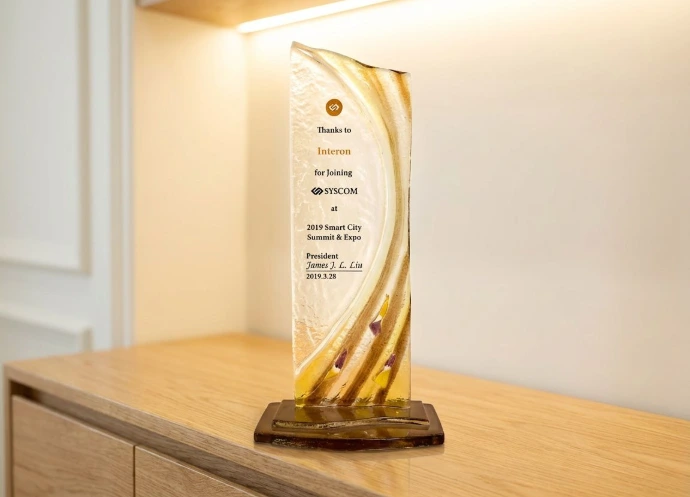 Troféu institucional representando reconhecimento de excelência em soluções corporativas da INTERON