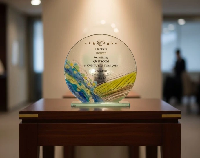 Troféu institucional representando reconhecimento de excelência em soluções corporativas da INTERON